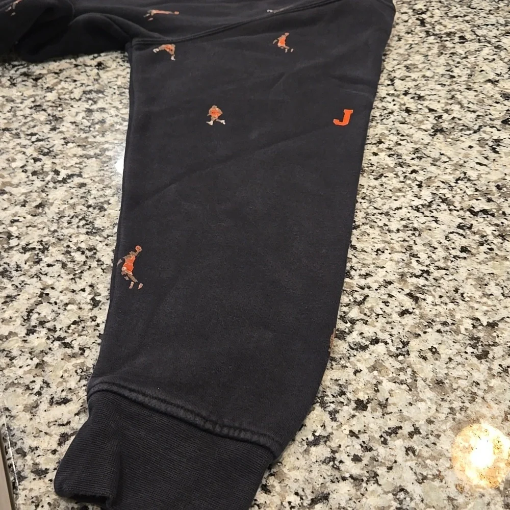 NIKE JORDAN ESSENTIALS AA-OVER-PRINT FLEECE HOODIE. 